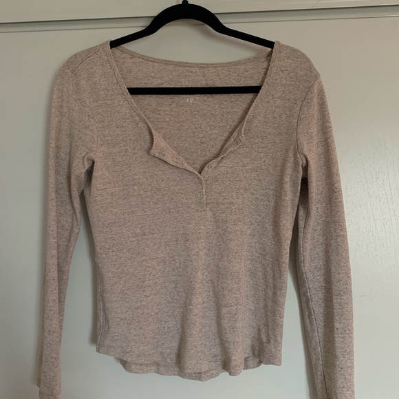 H&M Tops - Cute and simple henley top🤩